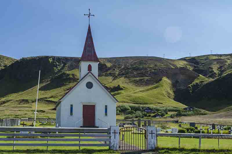 Islandia 148 - reserva natural de Dyrholaey - Reyniskirkja.jpg